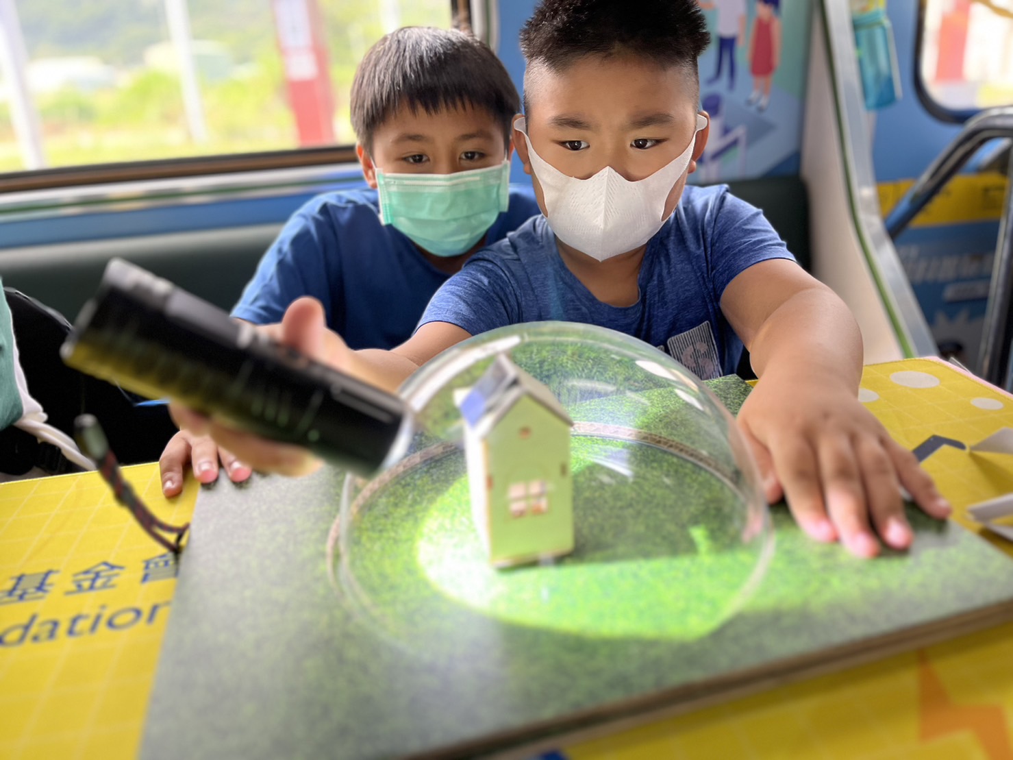 彩神參與基礎科學主題車廂，以STEAM教學精神，設計「逐日科學家」、「太陽能工程師」以及「淨零建築師」三大能源科普課程和實驗